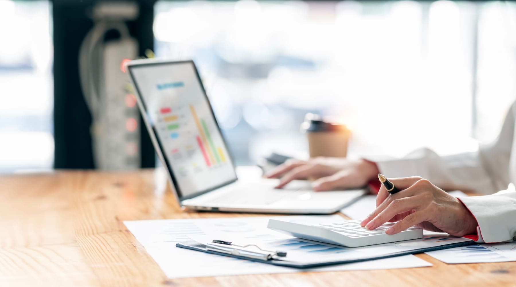 PCで仕事するイメージ